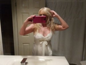Camelya call girl in Galesburg IL